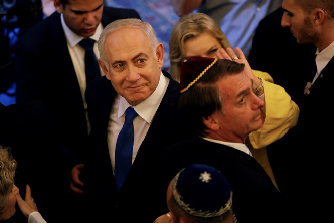 Netanyahou dans une synagogue de Rio de Janeiro avec Jair Bolsonaro, quelques jours avant l'intronisation du nouveau prsident brsilien.  Reuters