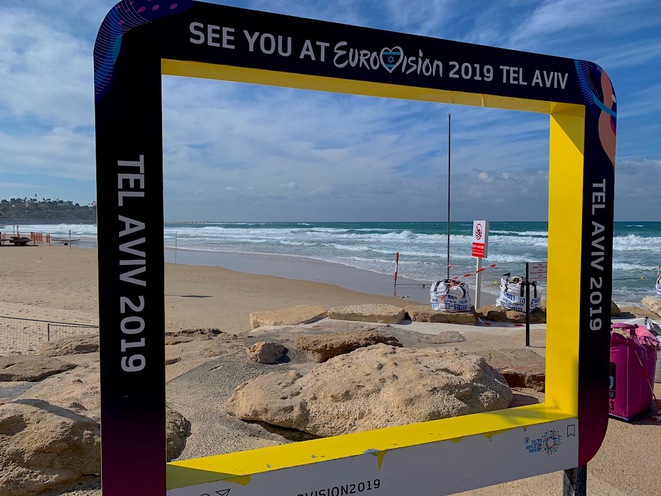 Une publicit sur la plage de Tel-Aviv annonant la tenue de l'Eurovision en mai 2019.  TC